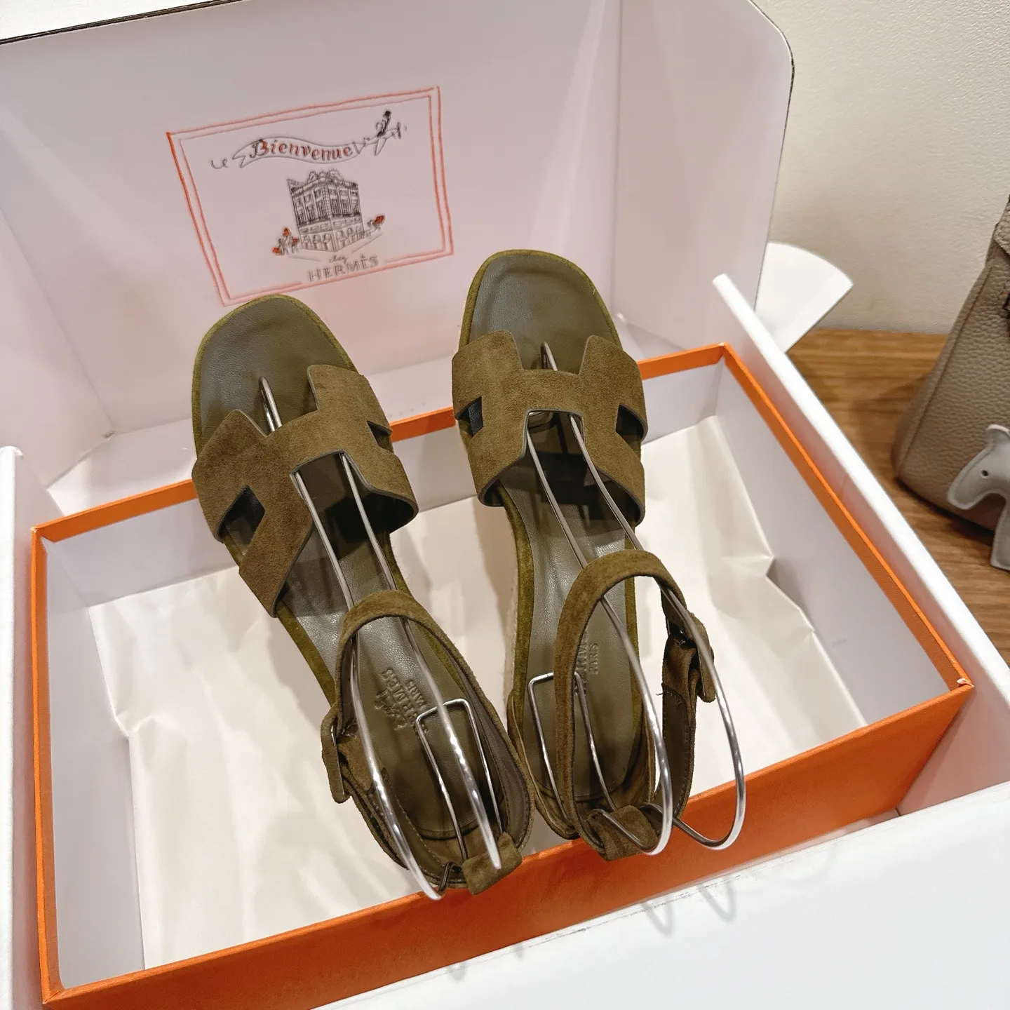👟👟Ex-factory price 720👟👟 Hermes... a Eclair 2025 new color + popular series, the version is super positive, with a certain thickness, which makes the legs longer! Breathable, comfortable calfskin, spring and summer color matching, this item is both beautiful and comfortable! Channel supply code size: 35-39 can be ordered as 40.41 with airplane box ➕20